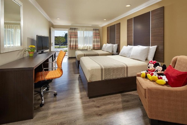 Eden Roc Inn & Suites near the Maingate image 19